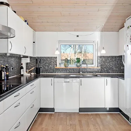 Holiday home Stunning In With Kitchen Dannemare